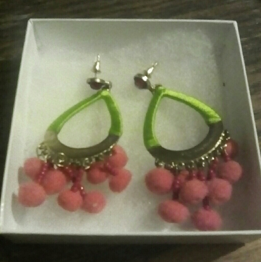 These cute bright neon lime green earrings 💗